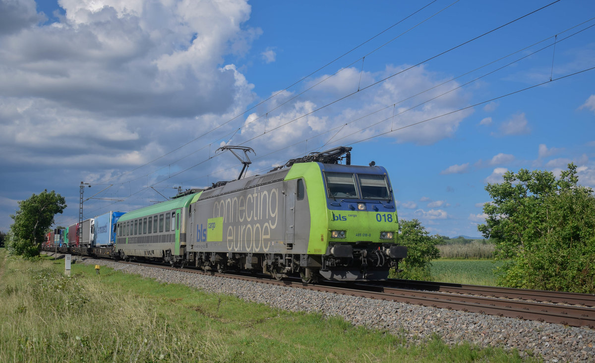BLS 485 018 ist am Abend des 01.06.2018 mit einer RoLa von Freiburg nach Novara beschäftigt. Hier ist der Zug zwischen Buggingen und Müllheim (Baden).