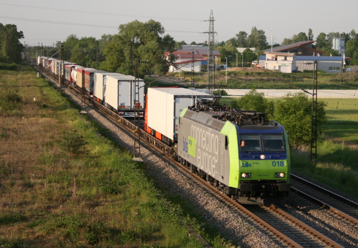 BLS 485 018 mit DGS 43631 (Freiburg [Brsg] Gbf–Novara) am 09.05.2011 in Buggingen