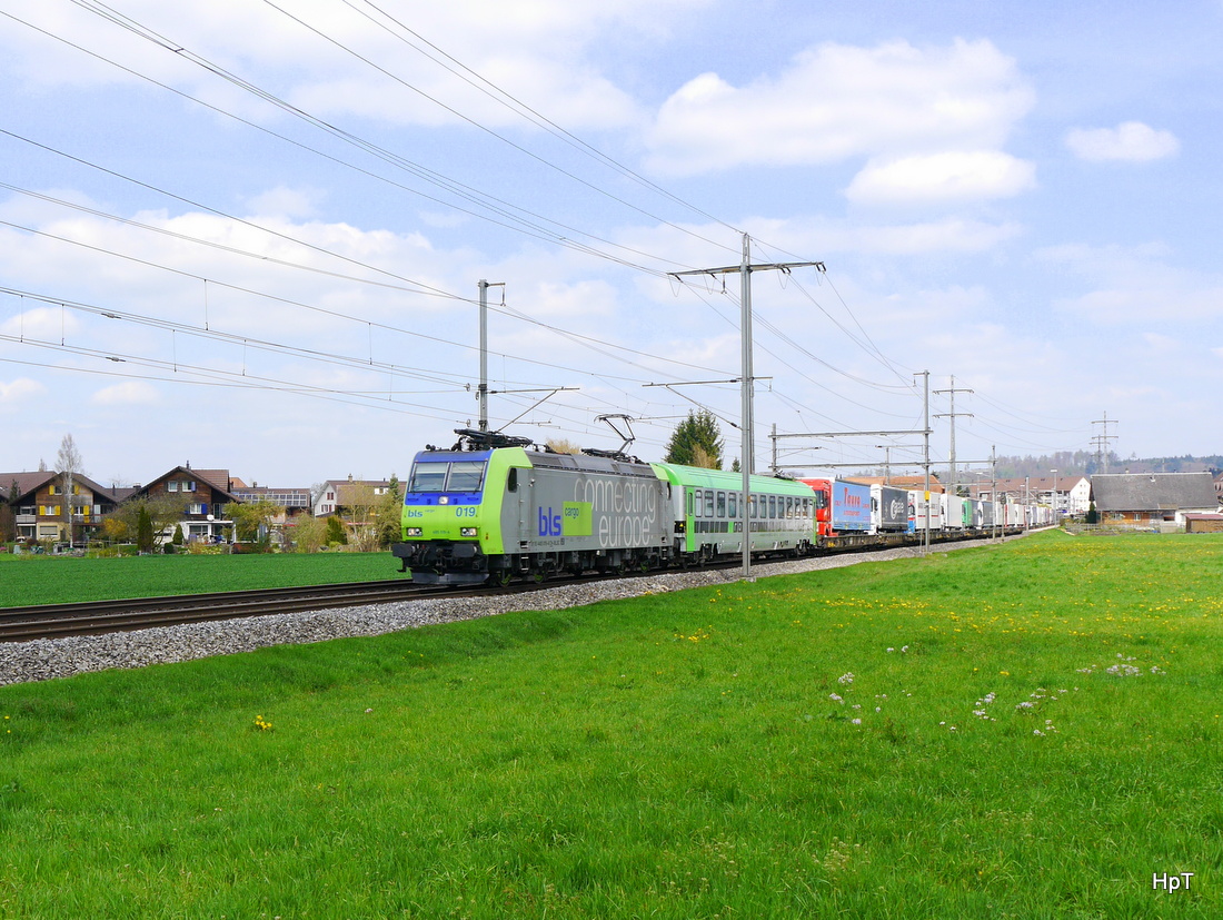 BLS - 485 019-4 mit Rolla unterwegs bei Lyssach am 18.04.2015