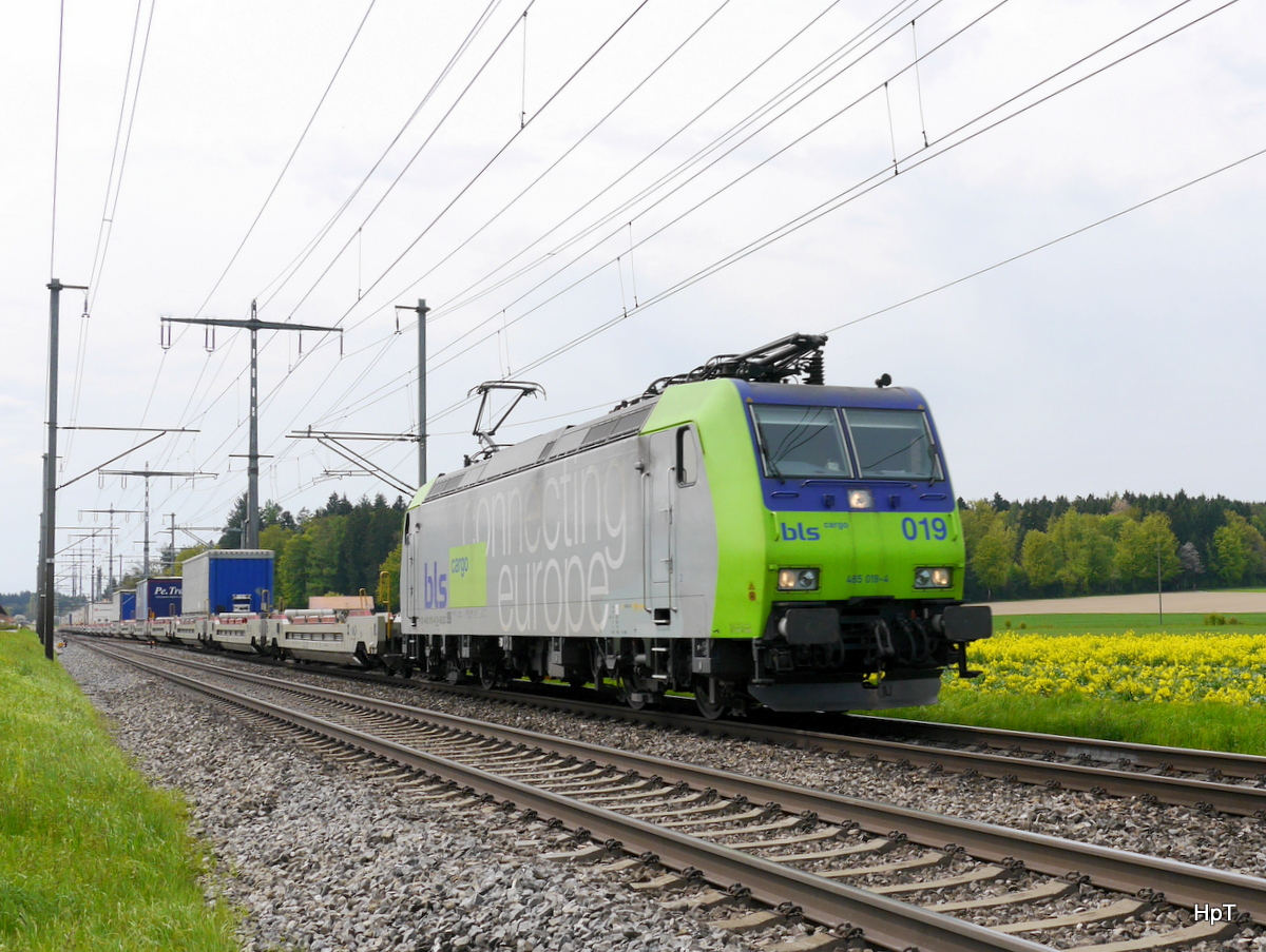 BLS - 485 019-4 mit Güterzug unterwegs bei Lyssach am 30.04.2016