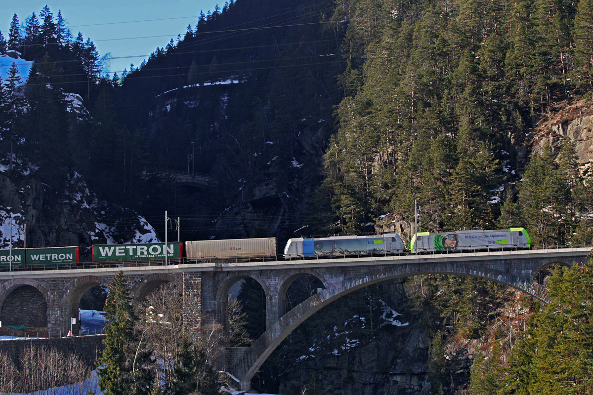 BLS 485 507 und die Railpool/BLS  186 108 fahren mit einem Containerzug über die mittlere Meienreussbrücke.Bild vom 19.2.2015