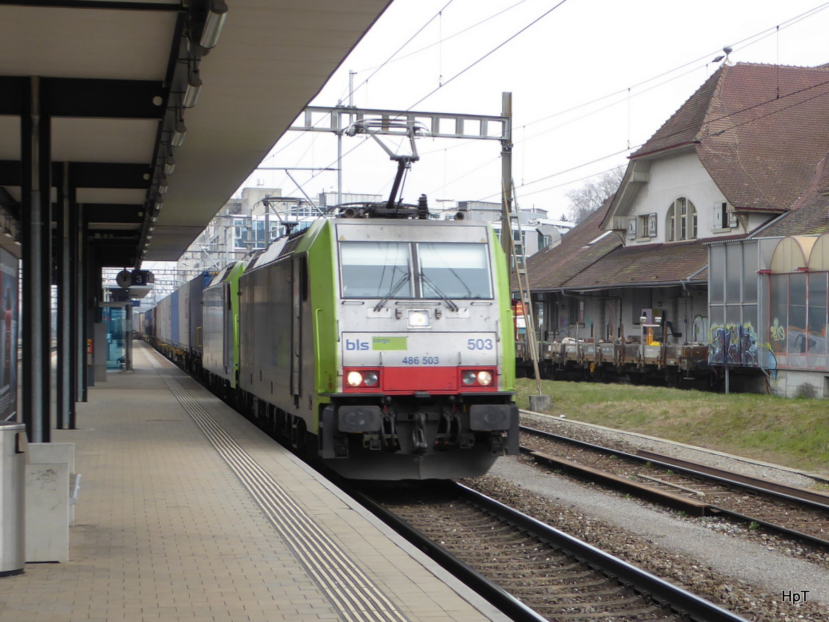 BLS - 486 503-6 mit Güterzug bei der durchfahrt im Bahnhof Zollikofen am 12.03.2016