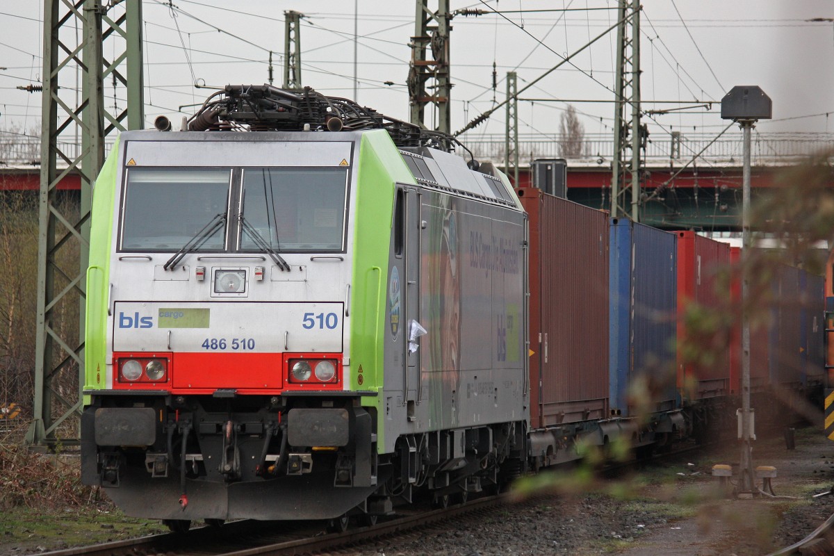 BLS 486 510 am 17.4.13 mit einem KLV abgestellt in Duisburg-Rheinhausen.