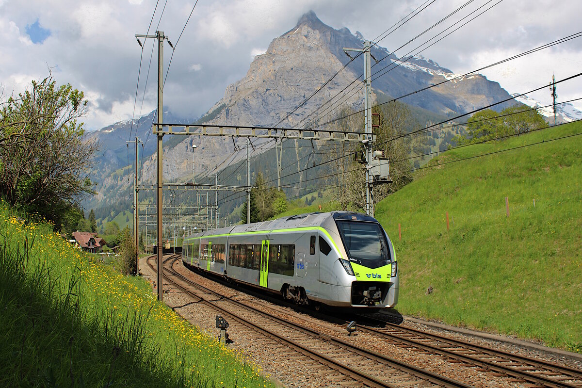 bls 528 110 fährt als RE von Bern nach Brig aus dem Bahnhof Kandersteg auf der Lötschberg Nordrampe. (26.05.2023)