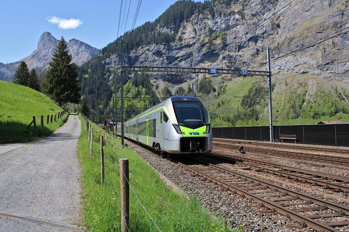 bls 528 116 erreicht als RE von Brig nach Bern den Bahnhof Kandersteg (26.05.2023)