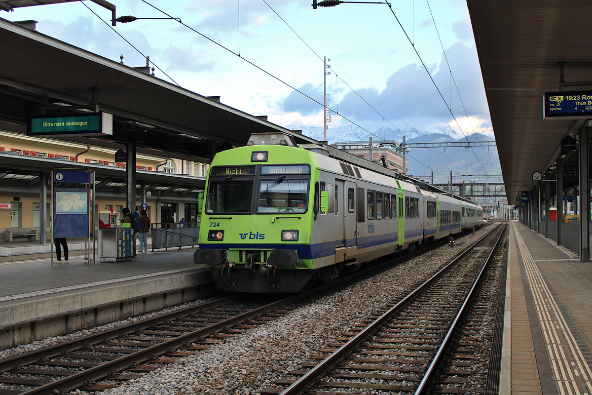 bls 565 724 steht am Abend des 18. April 2023 an seinem Zielbahnhof Spiez.