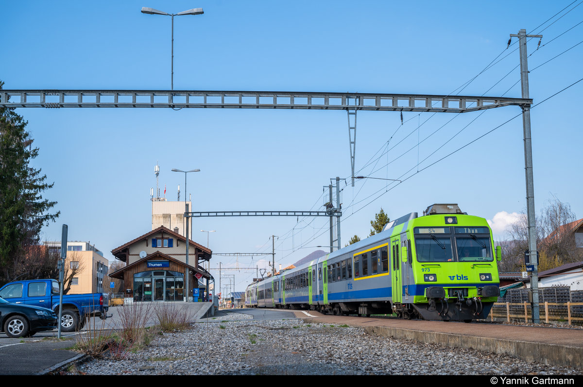 BLS ABt 973 mit einem RBDe 565 am 19.03.2020 im Bahnhof Thurnen