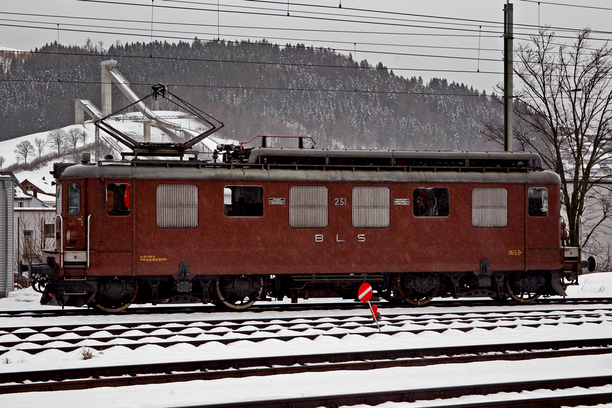 BLS Ae 415 251 ist am Umsetzen im Bahnhof Einsiedeln.Bild vom 29.11.2015