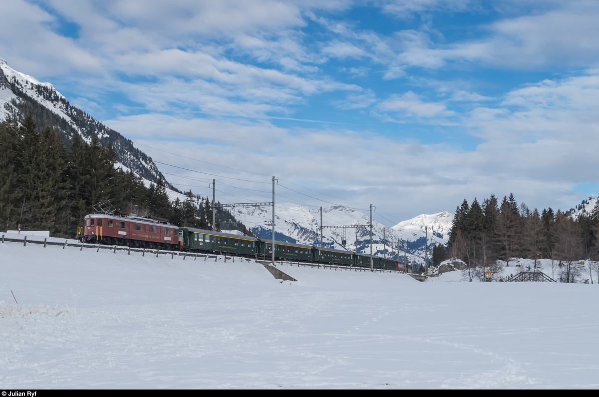BLS Ae 6/8 205 zieht den Swiss Classic Train am 24. Januar 2016 an die Eröffnung der Belle Epoque Woche in Kandersteg. Aufgenommen kurz vor dem Bahnhof Kandersteg.