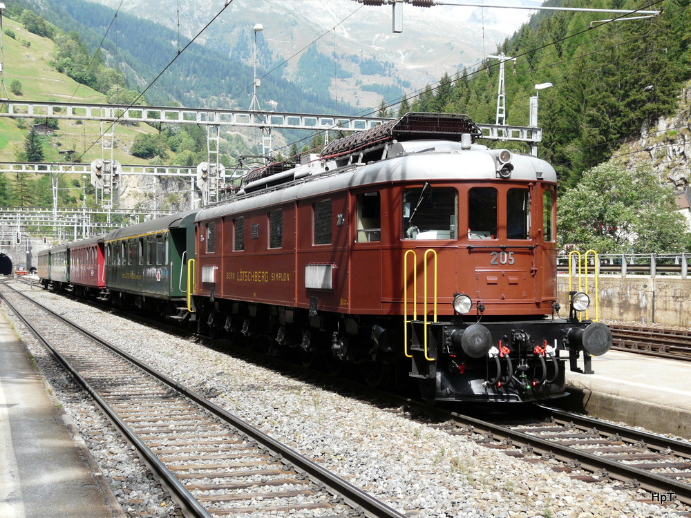 BLS - Ae 6/8 mit Extrazug nach Brig im Bahnhof Goppenstein am 07.09.2013