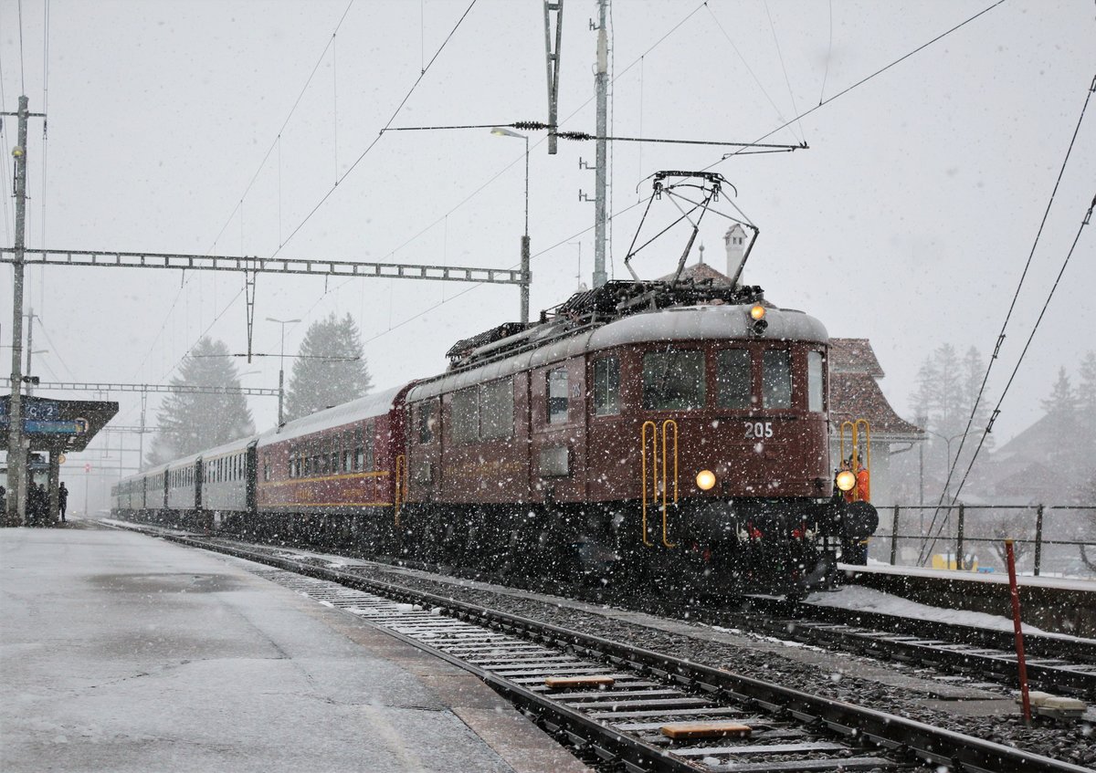 BLS: Ae 6/8 Nr. 205 unterwegs am 21. Januar 2018 unter starkem Schneefall anlässlich der Eröffnung der Belle-Epoque-Woche im Bahnhof Kandersteg. 