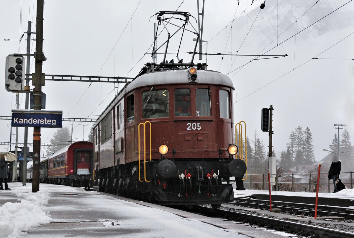 BLS: Ae 6/8 Nr. 205 unterwegs am 21. Januar 2018 unter starkem Schneefall anlässlich der Eröffnung der Belle-Epoque-Woche im Bahnhof Kandersteg.