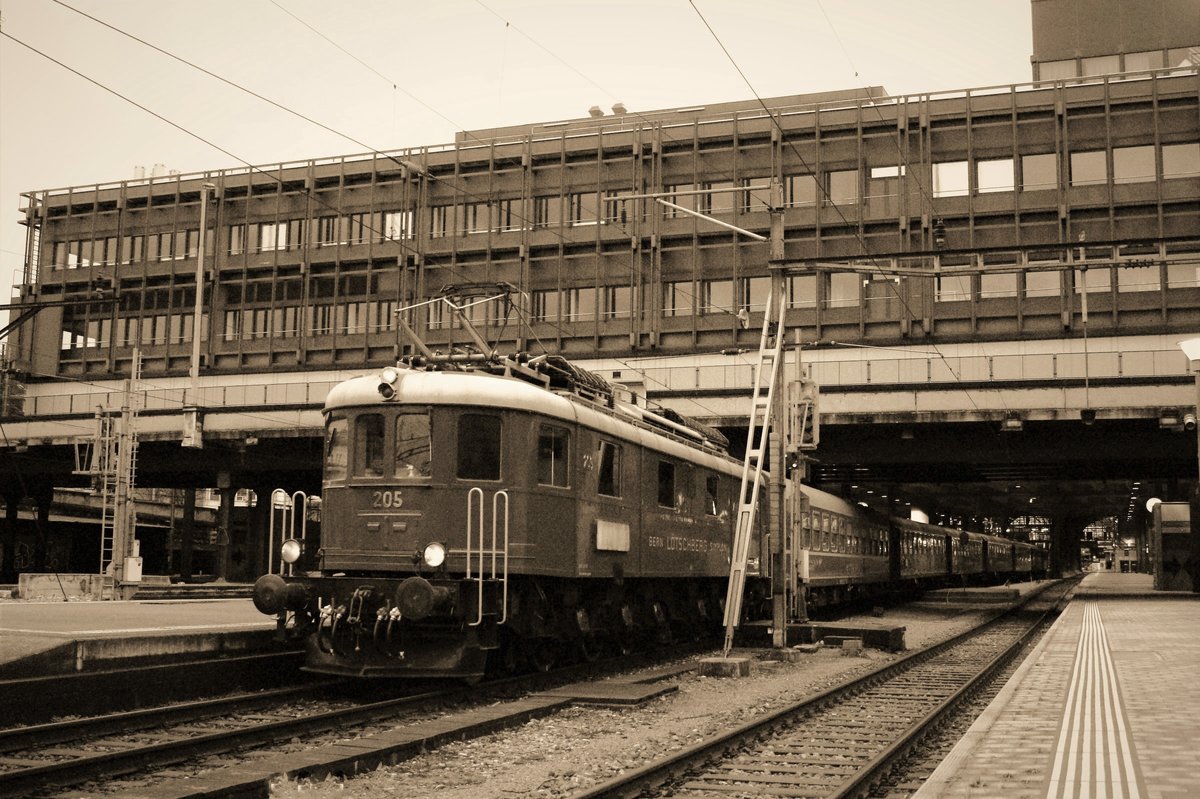 BLS: Ae 6/8 Nr. 205 bei der Abfahrt am Morgen des 21. Januar 2018 zur Eröffnung der Belle-Epoque-Woche nach Kandersteg im Bahnhof Basel SBB.