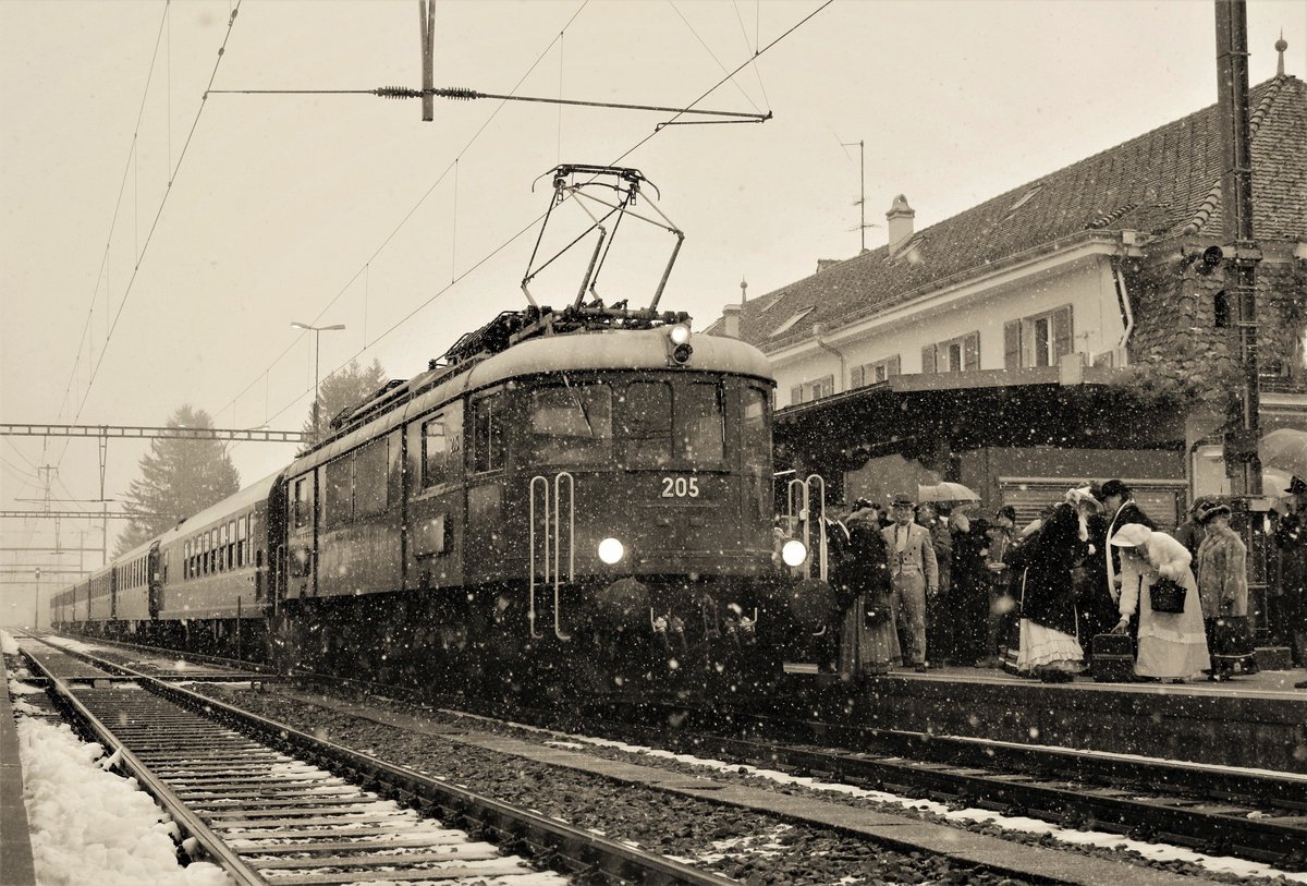 BLS Ae 6/8 Nr. 205  am 21. Januar 2018 unter starkem Schneefall anlässlich der Eröffnung der Belle-Epoque-Woche im Bahnhof Kandersteg. Schade, dass man aber die tolle Hintergrundmusik im Bild nicht hören kann...