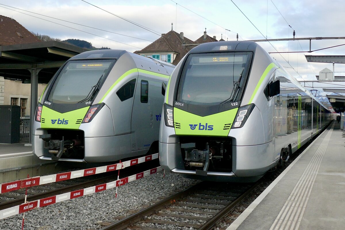 BLS AKIM 113 RE nach Zweisimmen trifft am 19.2.23 den MIKA 122 als RE nach Bern im Bahnhof Thun.