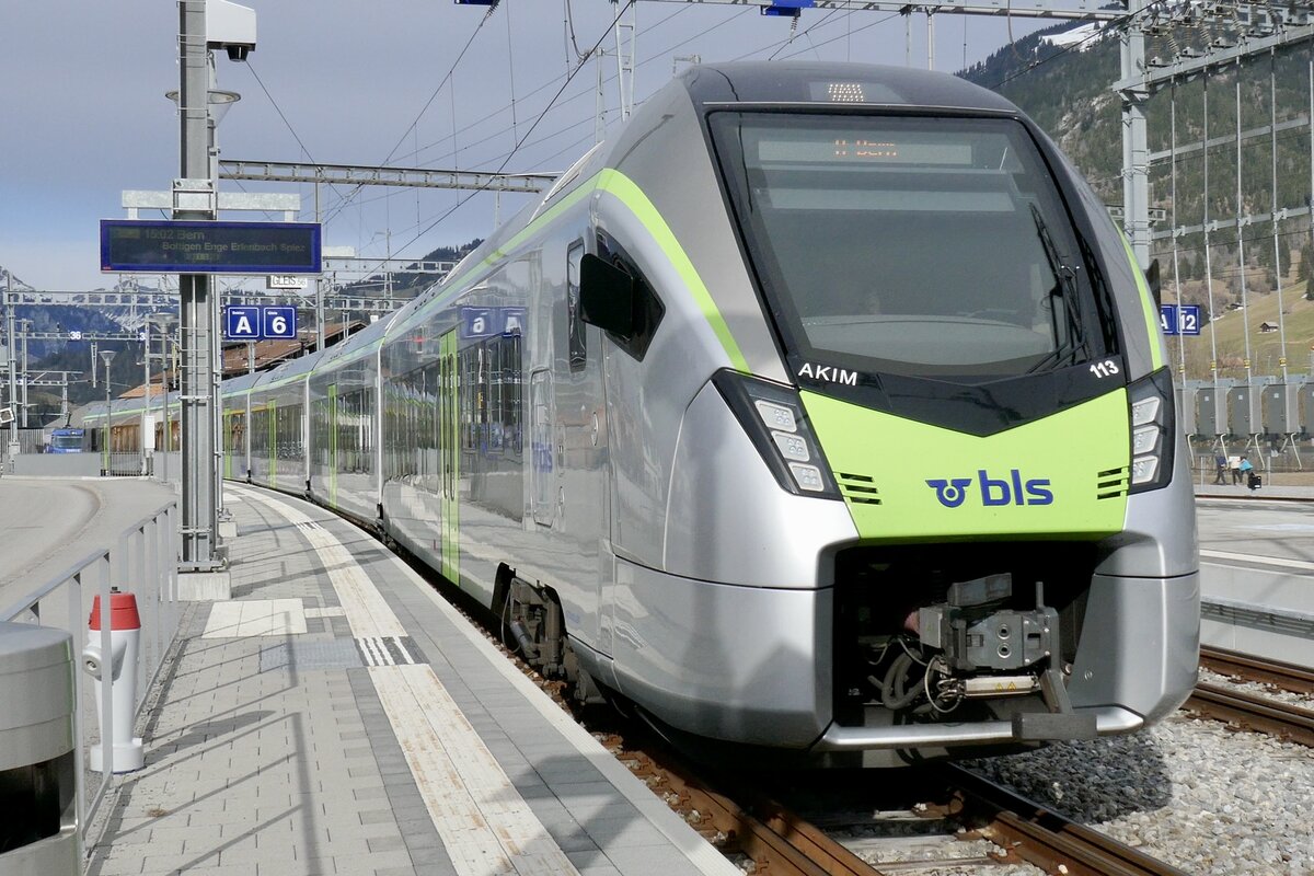 BLS AKIM RABe 528 113 am 19.2.23 bei der Einfahrt in den Bahnhof Zweisimmen.