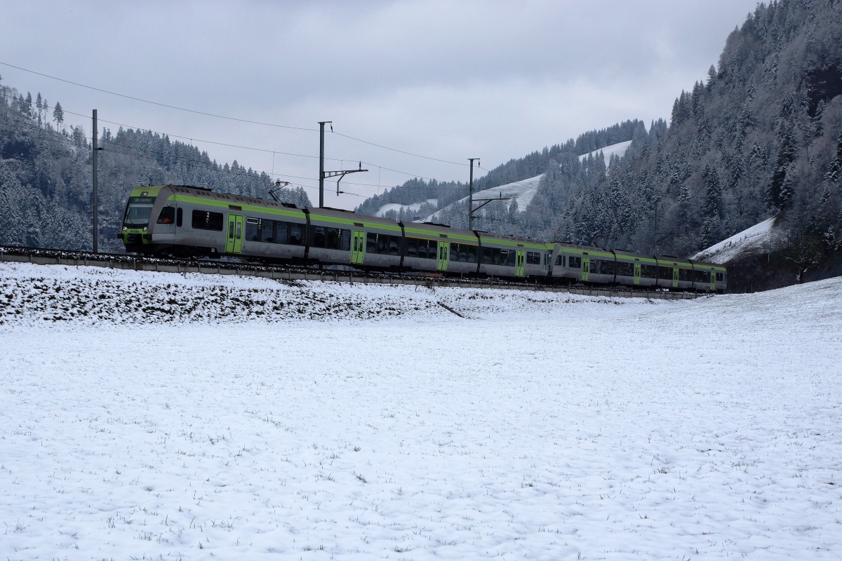 BLS: Als Ersatz für die EW III Pendel werden die RE Bern-Luzern ab dem Fahrplanwechsel 2015 mit RABe 535  Lötschberger  geführt. Am 26. Februar 2016 konnte ein RE auf der Fahrt nach Luzern zwischen Trubschachen und Wiggen fotografiert werden.
Foto: Walter Ruetsch