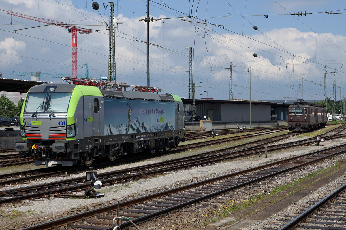 BLS: ALT und NEU:
Die Lokomotiven der ältesten und neusten Generation von BLS CARGO auf ihren nächsten Einsatz wartend in Basel Badischer Bahnhof am 15. Juli 2016.  Vectron Re 475 401 und das Trio der Re 425, angeführt von der Nummer 185. Noch sind die  braunen Mutzen  in der Mehrzahl.
Foto: Walter Ruetsch