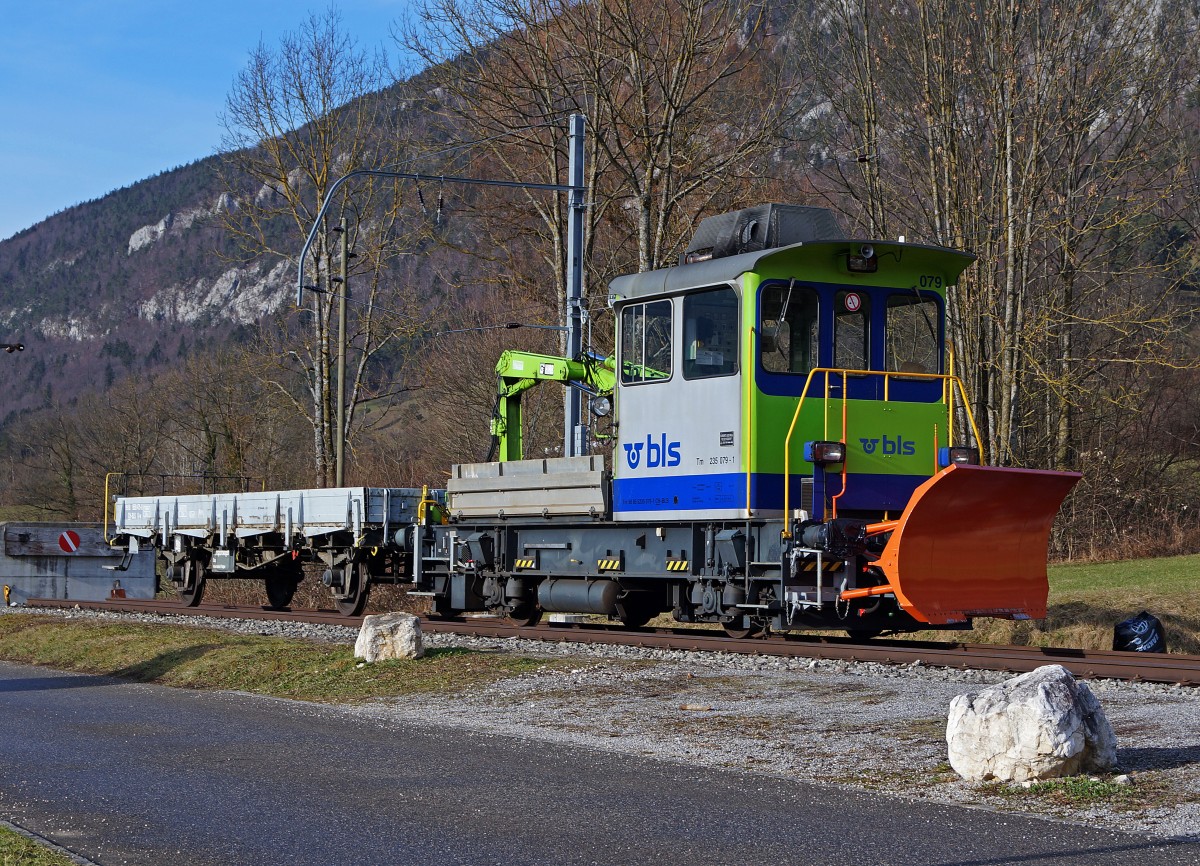 BLS: Am 1. Januar 2014 wartet der Tm 235 079-1 mit Schneepflug auf dem Abstellgeleise in Cremines noch immer auf Schnee.
Foto: Walter Ruetsch