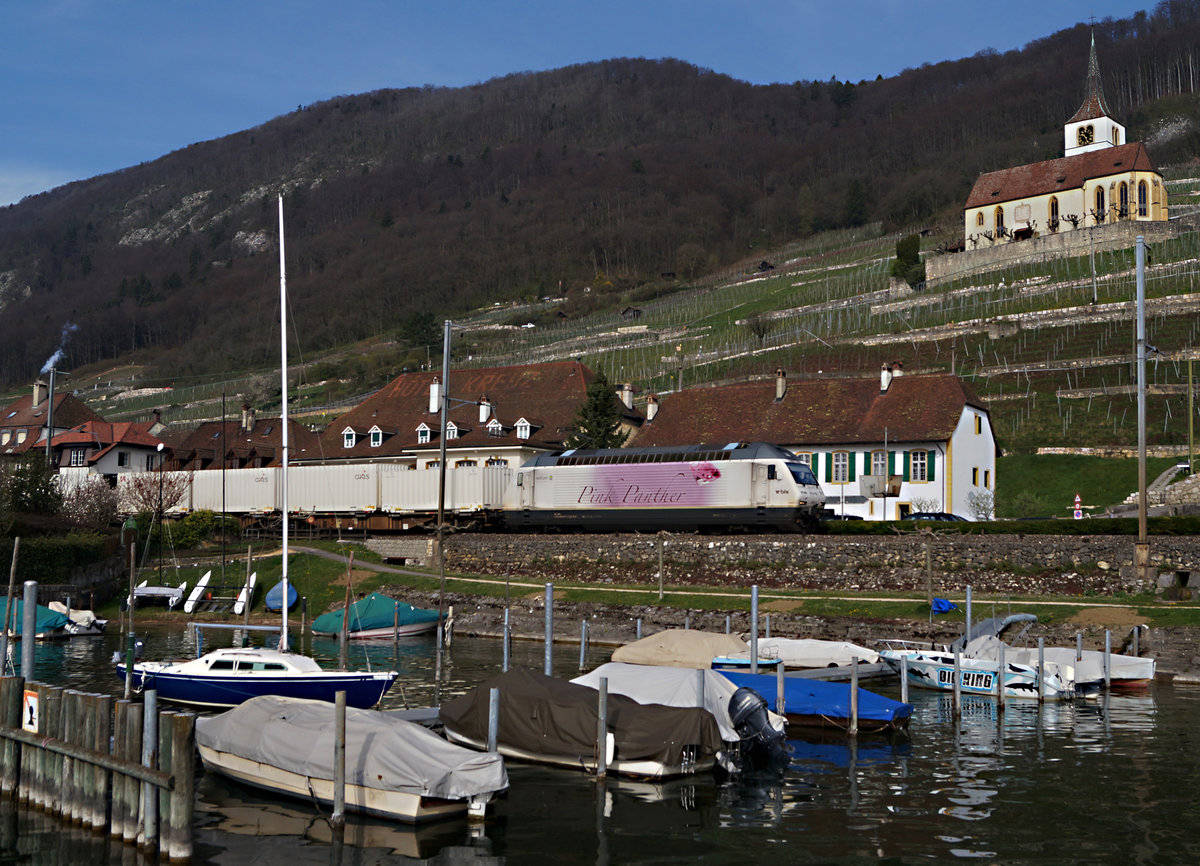 BLS: Am 31. März 2017 war die Re 465 017-2 Pink Panther mit Güterzug bei Ligerz für Rail Care unterwegs. Die Aufnahme entstand vor der Kulisse des Wahrzeichens dieser herrlichen Gegend, dem bekannten Kirchlein im Rebberg.
Foto: Walter Ruetsch