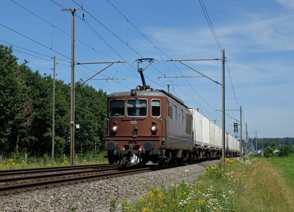 BLS: Am 7. Juli 2016 konnten auf der Jurasüdfuss Linie gleich zwei Re 425 (BRAUNE MUTZEN) beobachtet werden. Dabei handelte es sich um die Nummern 170 und 195 mit unterschiedlichen Stromabnehmern. Verewigt wurden beide Züge zwischen Deitingen und Luterbach.
Foto: Walter Ruetsch