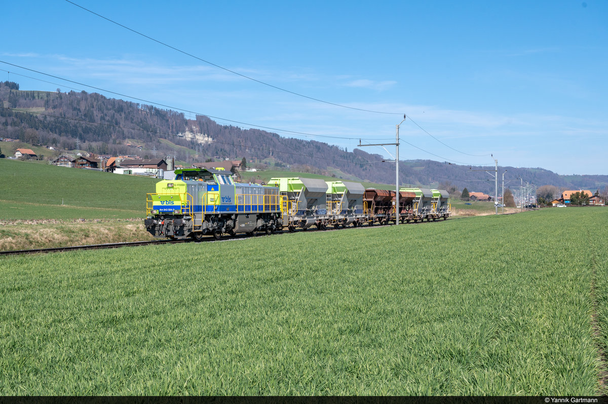 BLS Am 843 504-2 ist am 23.03.2021 mit einem Bauzug von Hasle-Rüegsau nach Thun unterwegs und konnte hier bei Mühlethurnen im Gürbetal aufgenommen worden.