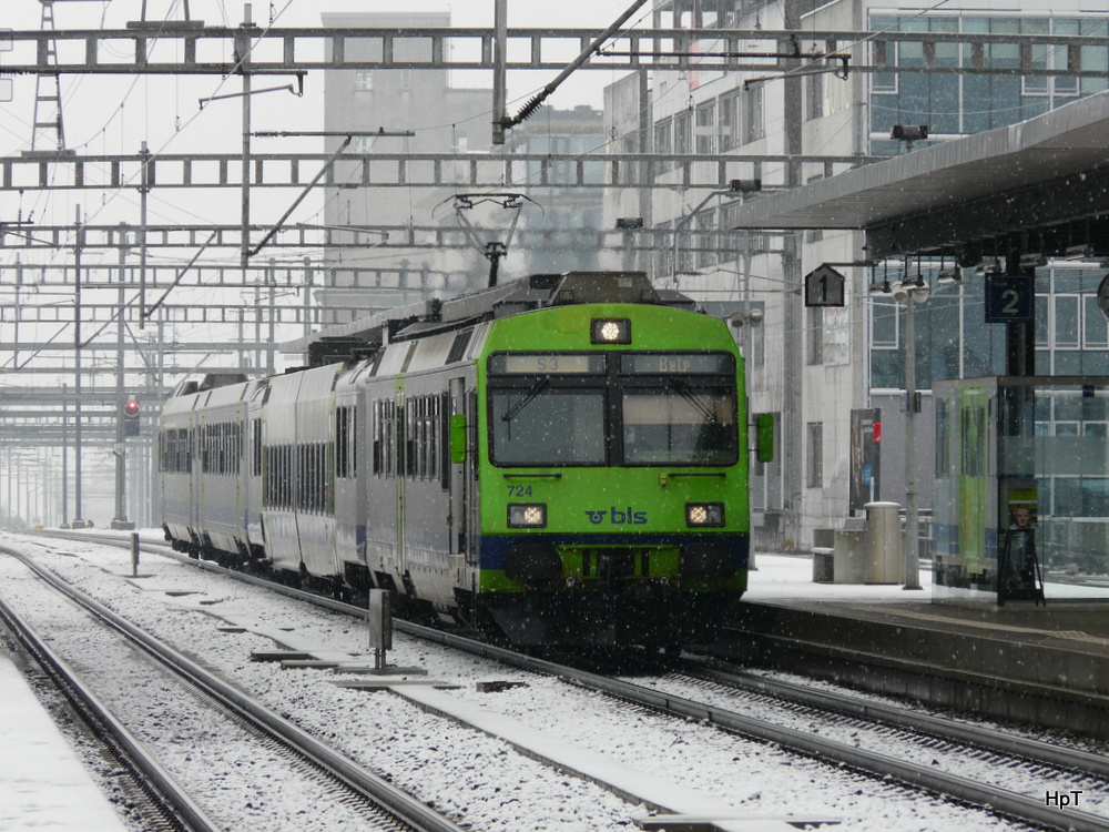 BLS - An der Spitze der Triebwagen RBDe 4/4 565 724 als Regio nach Belp bei der einfahrt im Bahnhof Zollikofen am 02.02.2014