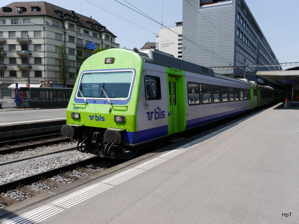 BLS - Ausfahrender RE nach Bern beim verlassen des Bahnhof Luzern am 04.07.2015