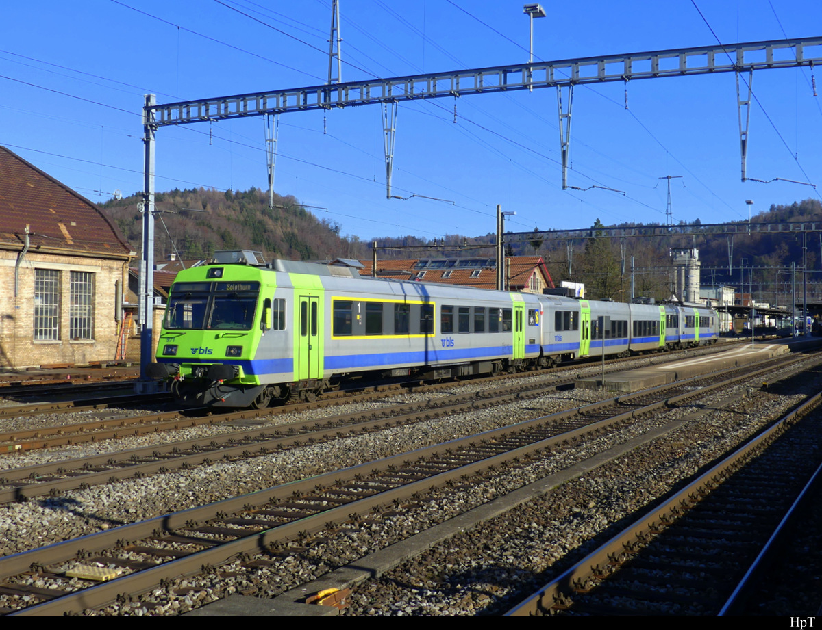 BLS - Ausfahrender Regio nach Solothurn im Bahnhof Burgdorf an der Spitze der Steuerwagen ABt 50 85 80-35 971 am 31.12.2021