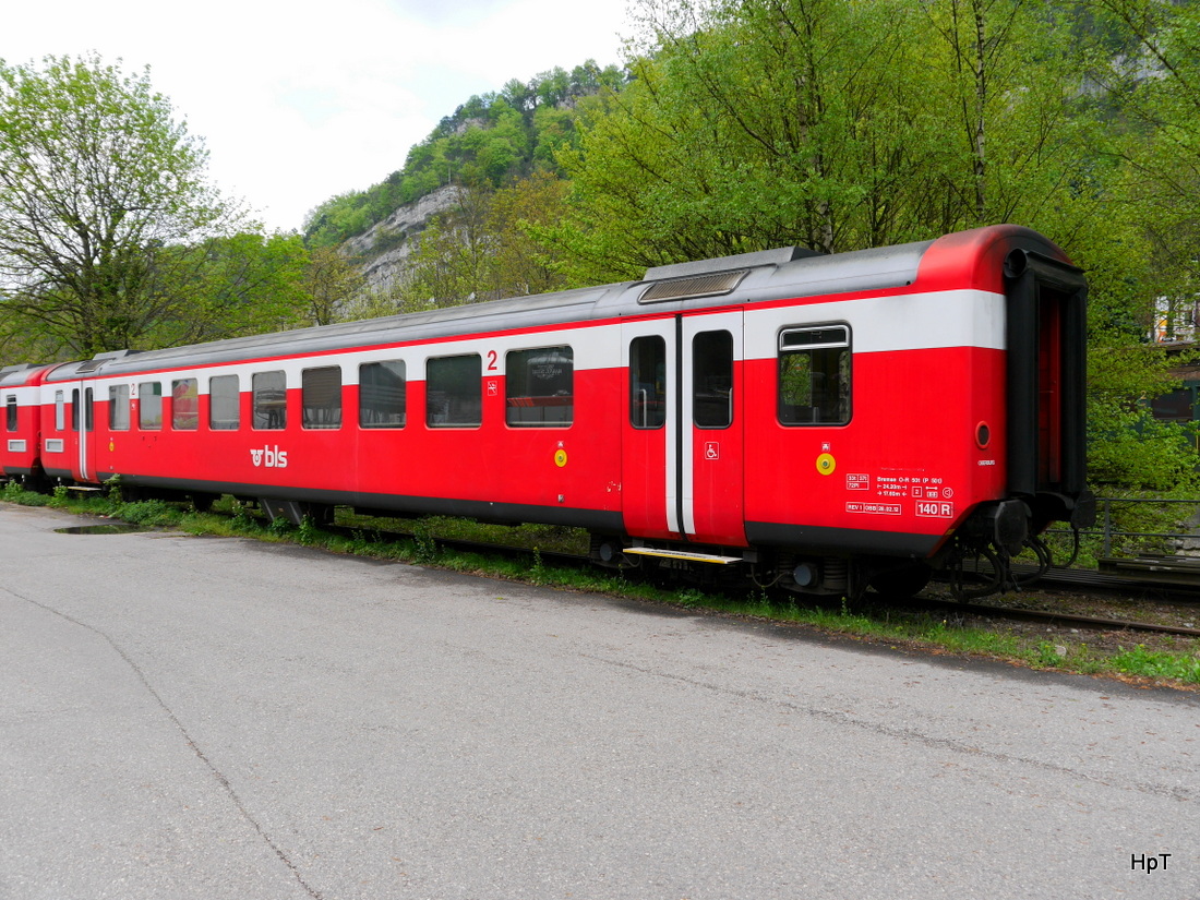 BLS - Ausrangierter Personenwagen 2 Kl. B 50 38 29-34 505-0 in Klus am 25.04.2015