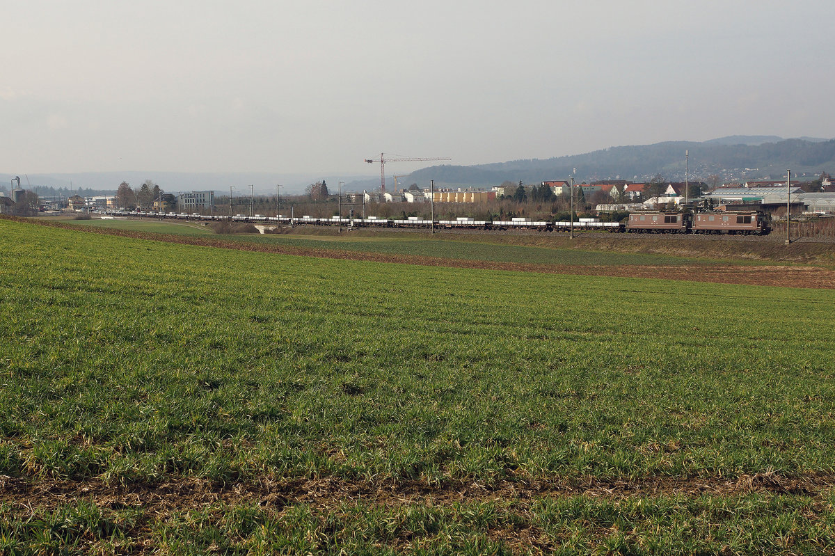 BLS:  AUSSERHALB DER HEIMISCHEN PFADEN  Am 18. Februar 2016 waren die BLS Re 425 Nr.170 und Nr. 185 mit einem langen nicht alltäglichen Aluminiumzug bei Rafz nach Singen unterwegs.
Foto: Walter Ruetsch 