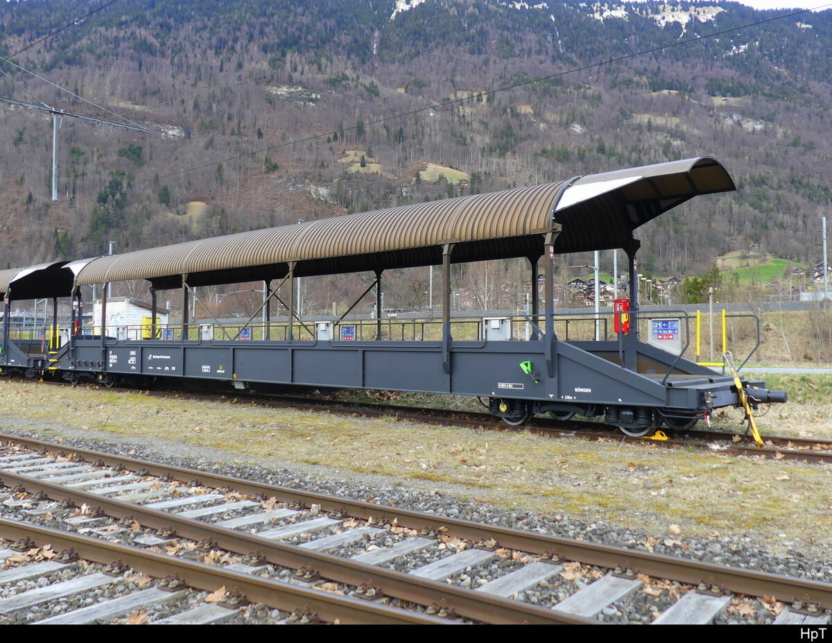 BLS - Autotransportwagen Sdt  50 85 98 03 121-1 abgestellt im Bahnhofsareal in Interlaken Ost am 09.03.2024 .. Standort des Fotografen Ausserhalb des Geleibereich