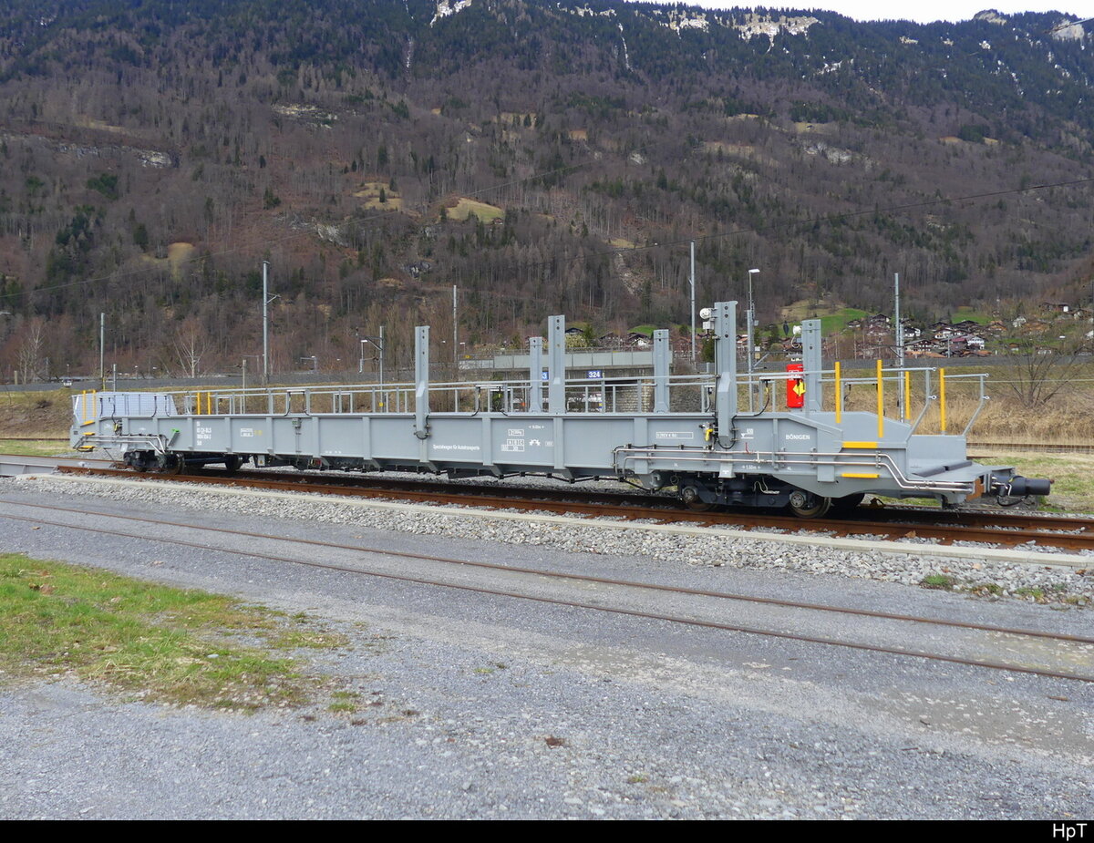 BLS - Autotransportwagen Sdt 50 85 98 04 054-3 abgestellt im Bahnhofsareal in Interlaken Ost am 09.03.2024 .. Standort des Fotografen Ausserhalb des Geleibereich