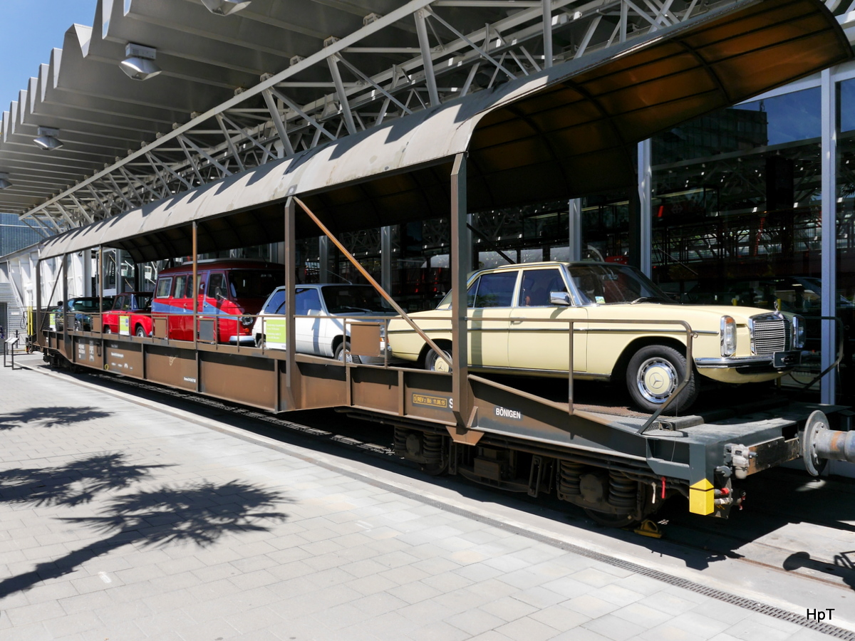 BLS - Autotransportwagen Sdt 50 85 98-03 103-9 Beladen mit Div. Oldtimern ausgestellt im Verkehrshaus in Luzern am 21.05.2016
