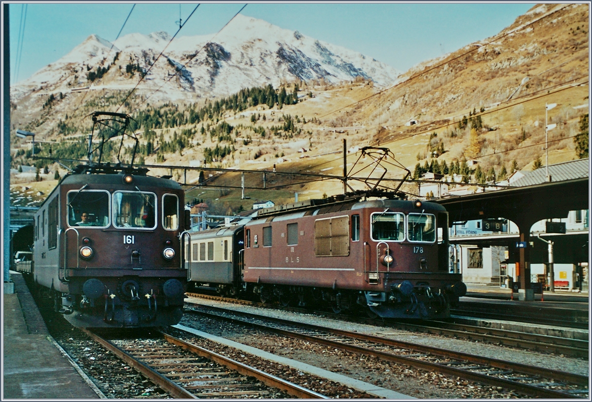 BLS Autoverlad Göschenen - Airolo. Lange Jahre, bis zu Eröffnung des Gotthard Strassentunnels 1981 betrieben die SBB einen Autoverlad durch den Gotthardtunnel. Als dann im Herbst 2001 nach einem Unfall den Strassentunnel für gut zwei Monate gesperrt werden musste, zog die BLS einen Autoverlad auf.
BLS Re 4/4 161 und 178 in Airolo
Analogbilder vom 16. bzw. 21. November 2001