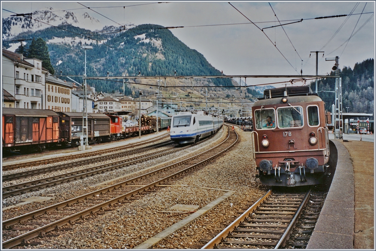 BLS Autoverlad Göschenen - Airolo. Lange Jahre, bis zu Eröffnung des Gotthard Strassentunnels 1981 betrieben die SBB einen Autoverlad durch den Gotthardtunnel. Als dann im Herbst 2001 nach einem Unfall den Strassentunnel für gut zwei Monate gesperrt werden musste, zog die BLS einen Autoverlad auf.
CIS ETR 470 und Re 4/4 178 in Airolo.
Analogbilder vom 16. bzw. 21. November 2001