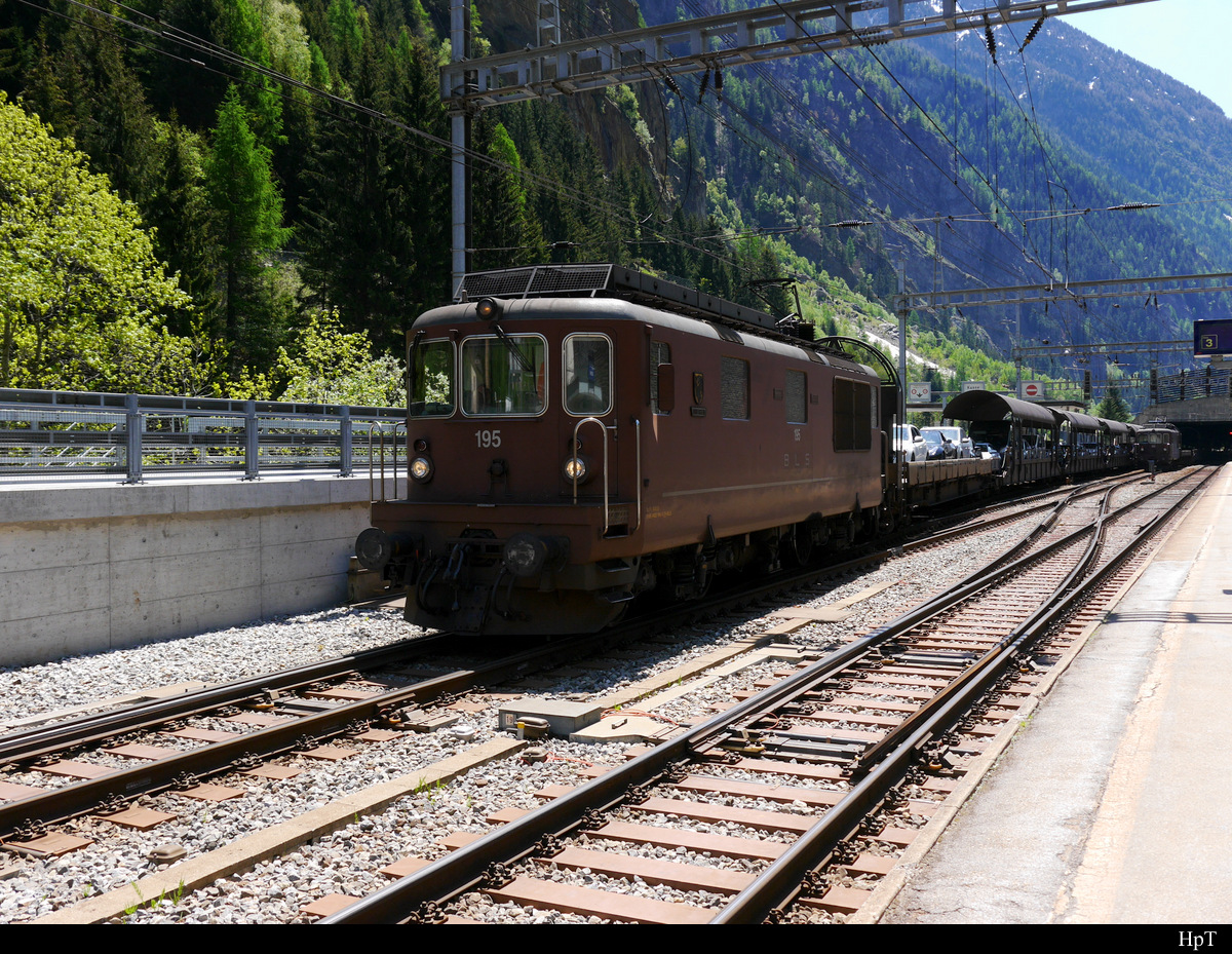 BLS - Autozug durch den Lötschberg Tunnel nach Kandersteg mit der Re 4/4 195 in Goppenstein am 01.06.2019