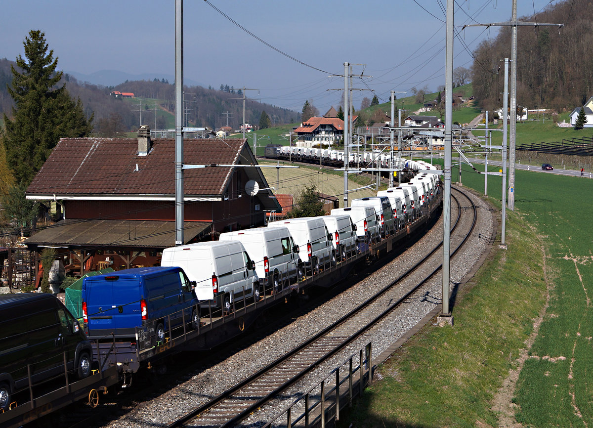 BLS: Autozug mit einer nicht erkennbaren Re 465 bei Heimiswil am 25. März 2017.
Foto: Walter Ruetsch