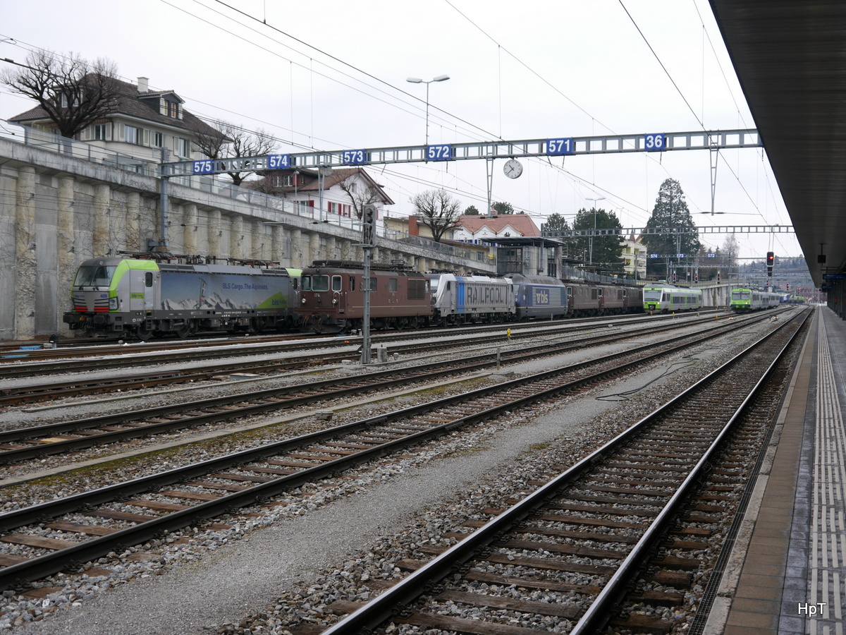 BLS - Bahnhofsareal in Spiez mit Div. Abgestellten Loks 475, 425, 187, 465 und weiteren 425 sowie ein Triebwagen 525 und 565 am 25.02.2018