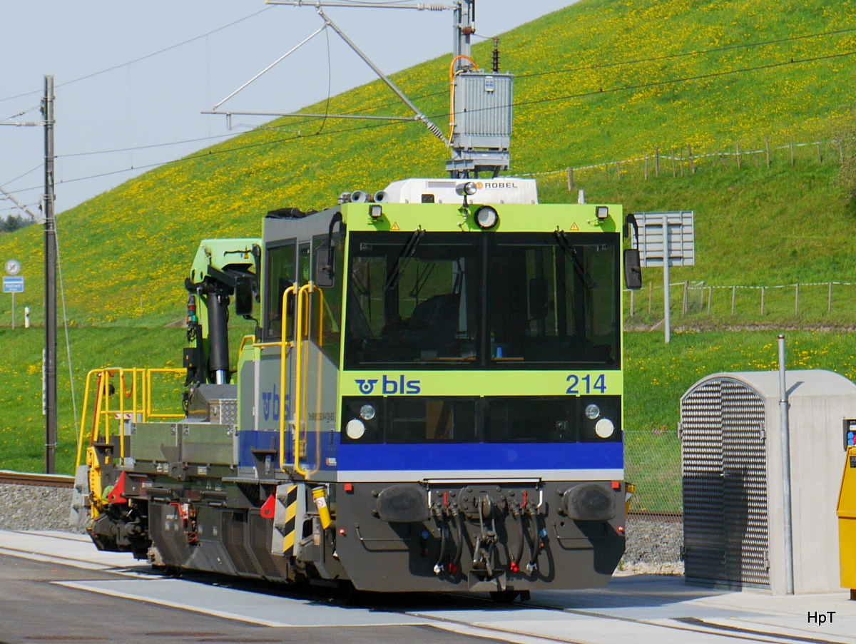 BLS - Baudienst Tm 2/2  98 85 823 5 214 abgstellt im Bahdienstareal in Hüswil am 22.04.2018