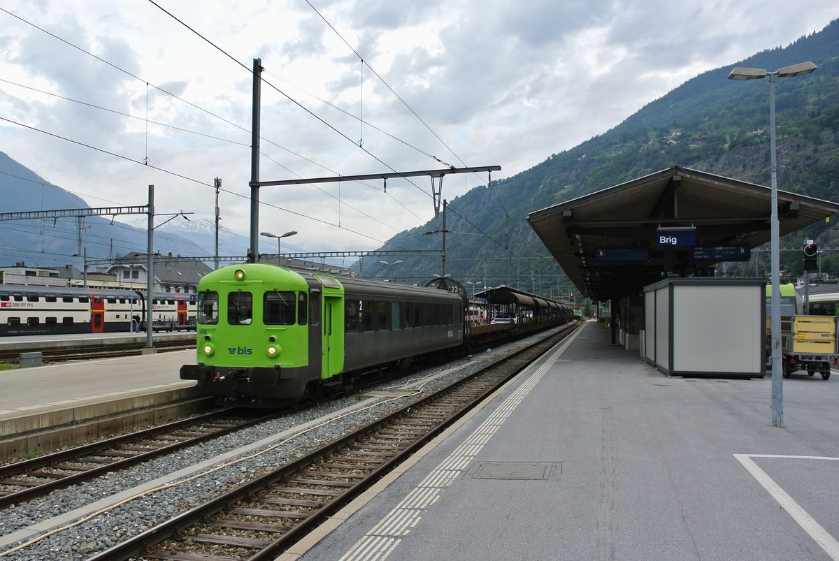 BLS BDt 948 an der Spitze des Autozuges Kanderteg-Iselle bei Durchfahrt in Brig, 25.06.2016.