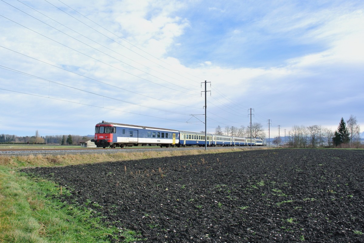 BLS BDt EWII (ex SBB) 50 63 82-33 911-3 am Schluss des RE 3933 bei Mntschemier, 12.01.2015.