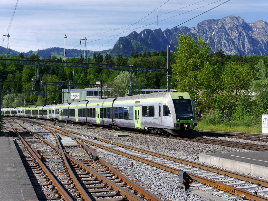 BLS - Bei der durchfahrt in Gwatt unterwegs nach Bern der Triebzug  RABe 535 107 am 14.05.2015