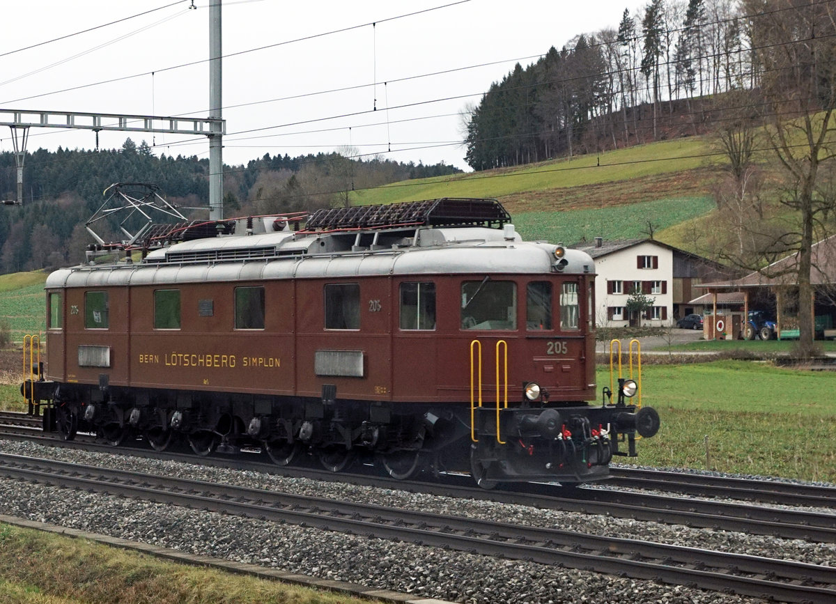 BLS: Belle-Epoque-Woche Kandersteg vom 21 bis 28. Januar 2018.
Auch dieses Jahr verkehrte zur Eröffnung der der Belle-Epoque-Woche der Swiss Claissic Train mit der Ae 6/8 205 von Basel nach Kandersteg und zurück.
Die Ae 6/8 205 wurde bereits am 20. Januar 2018 nach Basel überführt. Die Aufnahme der 205  ALLEINE AUF WEITER FLUR  entstand bei Riedtwil.
Foto: Walter Ruetsch