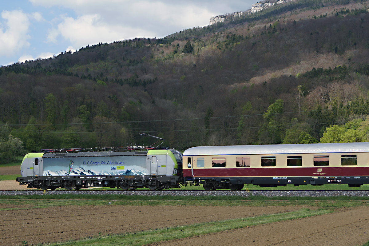 BLS: BLS Cargo Lokomotive im Personenverkehr:
AKE Rheingold Basel-Domodossola mit Re 475 Vectron X4E bei Oberbuchsiten am 13. April 2017.
Foto: Walter Ruetsch 
