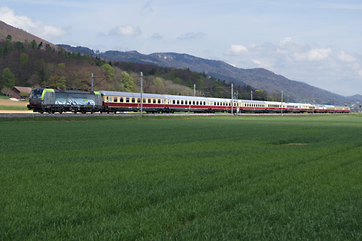 BLS: BLS Cargo Lokomotive im Personenverkehr:
AKE Rheingold Basel-Domodossola mit Re 475 Vectron X4E bei Oberbuchsiten am 13. April 2017.
Foto: Walter Ruetsch 