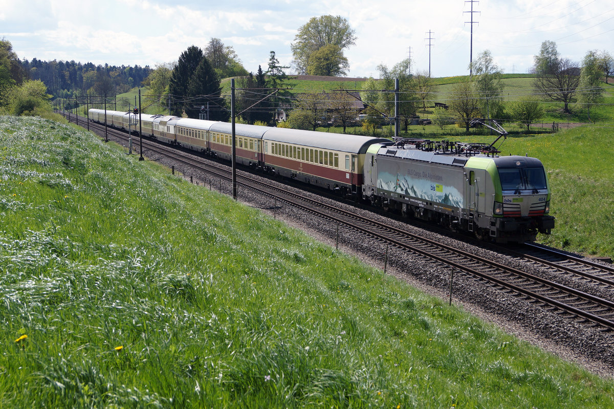BLS: BLS Cargo Lokomotive im Personenverkehr:
AKE Rheingold Domodossola-Basel mit Re 475 Vectron X4E zwischen Wangen an der Aare und Niederbipp am 18. April 2017 auf der Rückfahrt.
Foto: Walter Ruetsch 