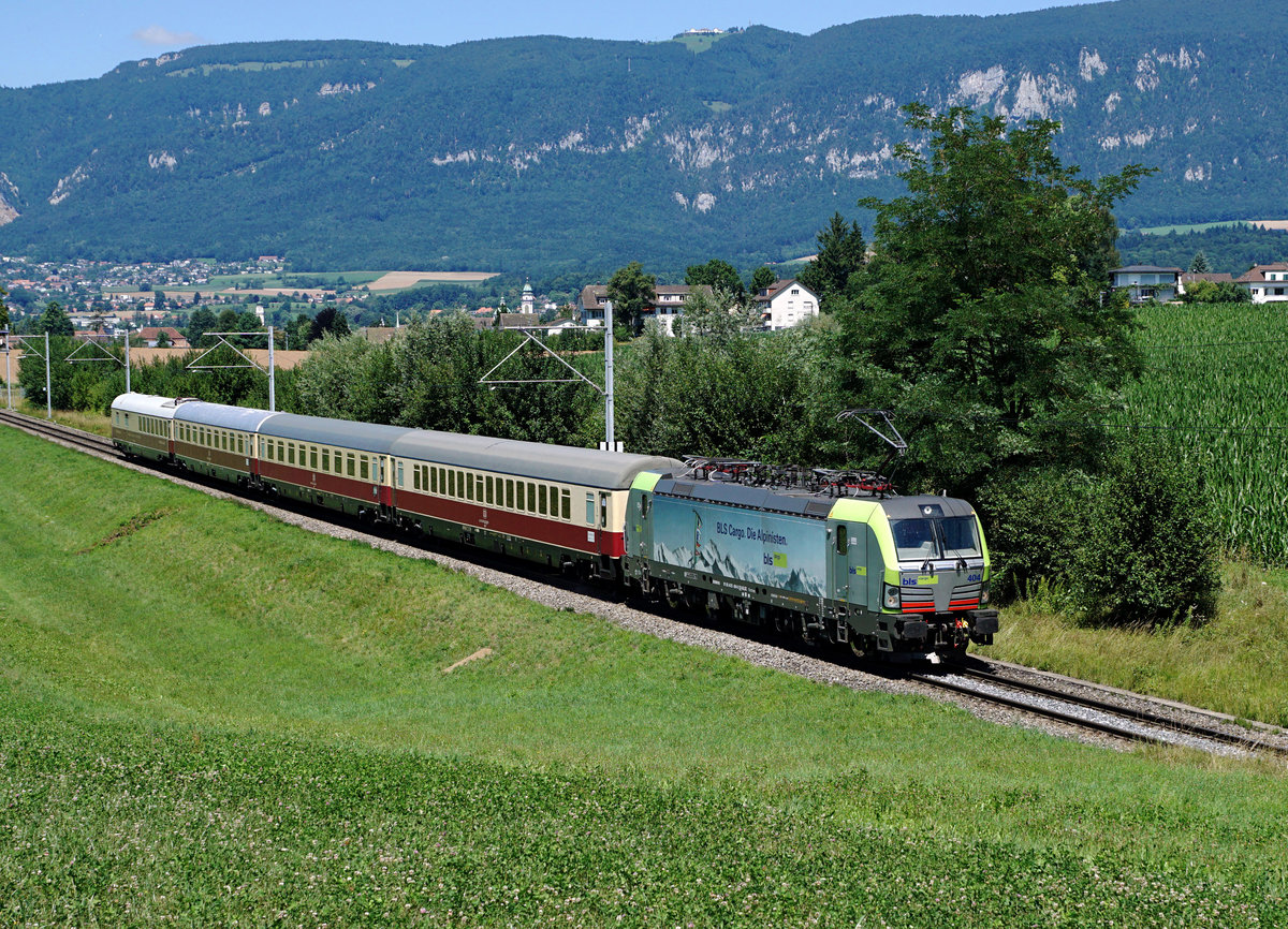 BLS: BLS Cargo Lokomotive im Personenverkehr.
Rheingold mit Re 475 Vectron X4E zwischen Solothurn und Biberist unterwegs am 16. Juli 2017.
Foto: Walter Ruetsch