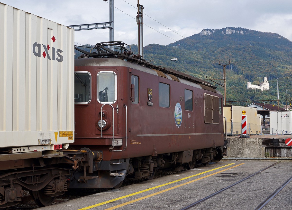 BLS: BLS Re 425 169  Bnigen  mit Schloss Neu Bechburg, dem Wahrzeichen von Oensingen, im Umladeterminal von railCare in Oensingen am 9. Oktober 2013.
Foto: Walter Ruetsch