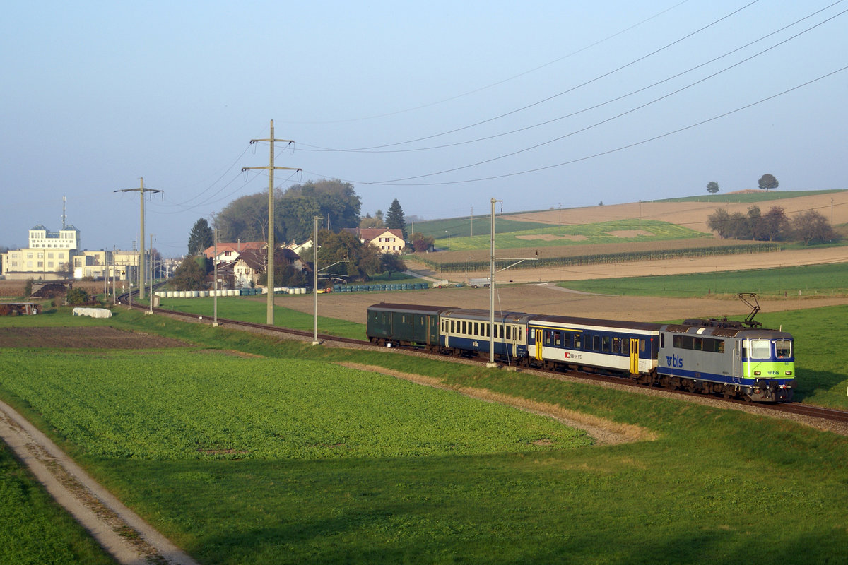 BLS: Bunter Regionalzug der BLS an der Abendsonne bei Kallnach in Richtung Kerzers unterwegs mit der Re 4/4 207, ehemals SBB am 15. Oktober 2007. Besonders zu beachten ist der eher seltene noch mit SBB angeschriebene AB im COLIBRI-Design. Konnte damals nicht in Erfahrung bringen, ob die BLS von der SBB den AB erworben oder nur gemietet hat.
Foto: Walter Ruetsch 
